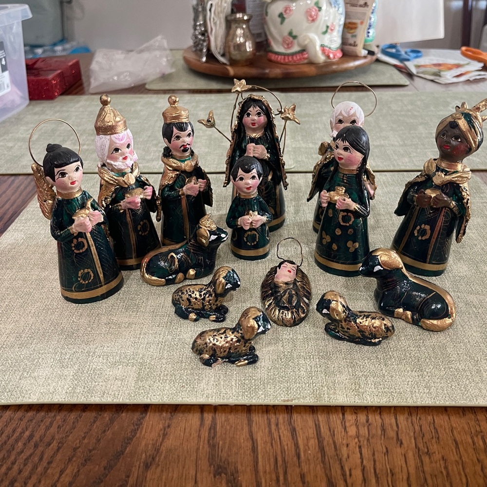 Vintage Mexican Tonal Folk Art Pottery Nativity Figurine 14 Piece Set Green Gold